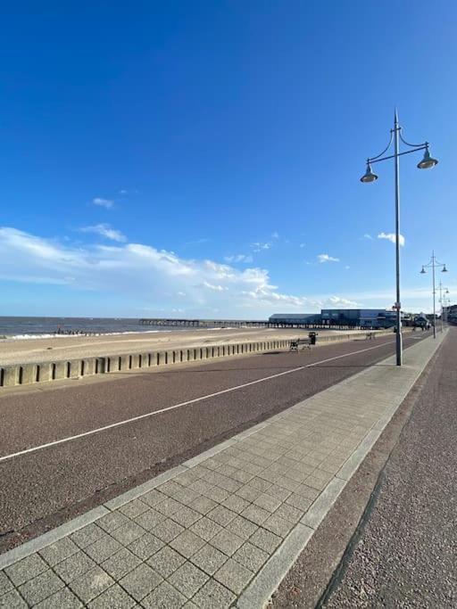 The Beach Suite - Top Floor With Easy Invest Lowestoft Bagian luar foto