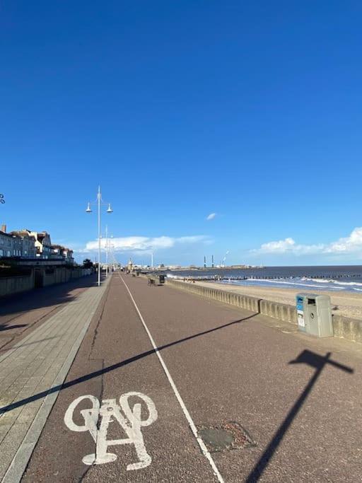 The Beach Suite - Top Floor With Easy Invest Lowestoft Bagian luar foto