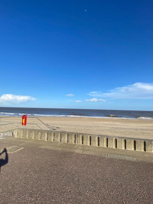 The Beach Suite - Top Floor With Easy Invest Lowestoft Bagian luar foto